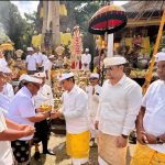 I Gusti Anom Gumanti mendampingi Bupati Wayan Adi Arnawa bersama Wabup Bagus Alit Sucipta saat bakti penganyaran di Pura Kahyangan Jagat Mandara Giri Semeru Agung, Desa Senduro, Kabupaten Lumajang.