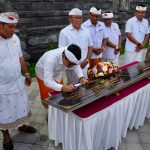 Karya Agung Di Pura Segara Bengiat, Bupati Tandatangani Prasasti